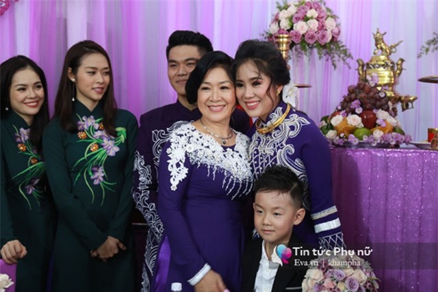 con trai le phuong "quay mau lua" trong dam cuoi cua me va cha duong - 6