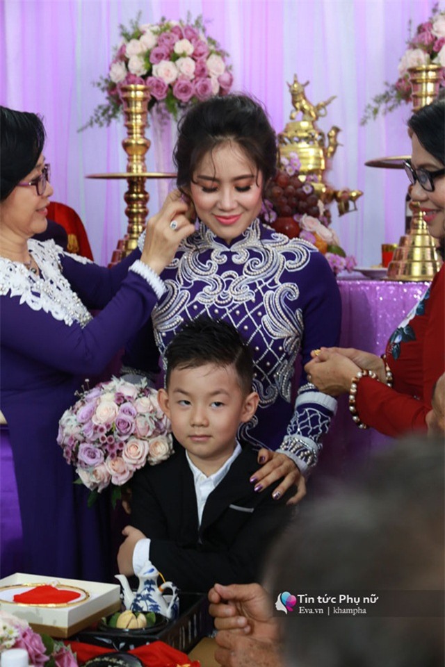 con trai le phuong "quay mau lua" trong dam cuoi cua me va cha duong - 7