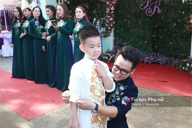 con trai le phuong "quay mau lua" trong dam cuoi cua me va cha duong - 9