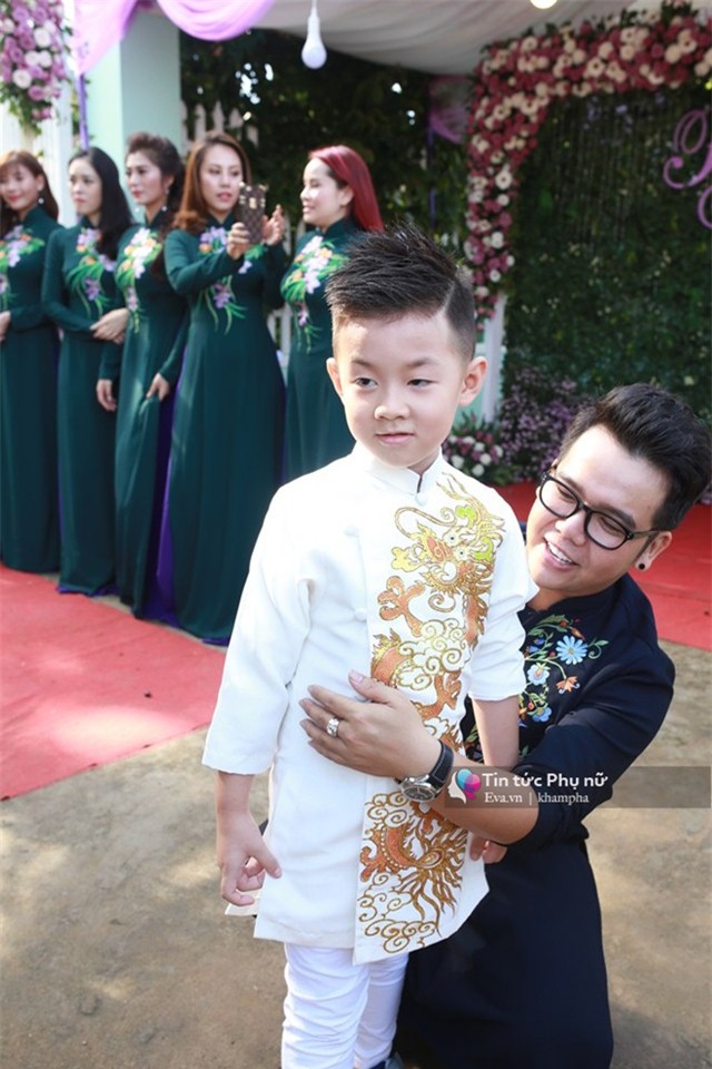 con trai le phuong "quay mau lua" trong dam cuoi cua me va cha duong - 10