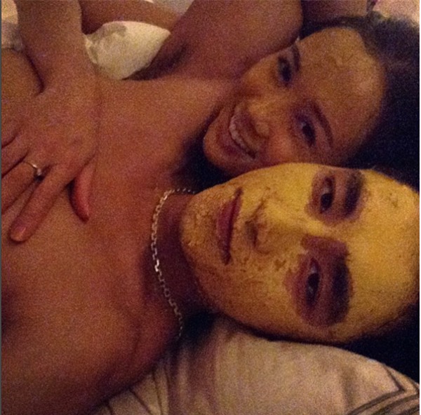 Hữu Vi gây shock khi công khai ảnh 'giường chiếu thô bạo' lên mạng xã hội-6