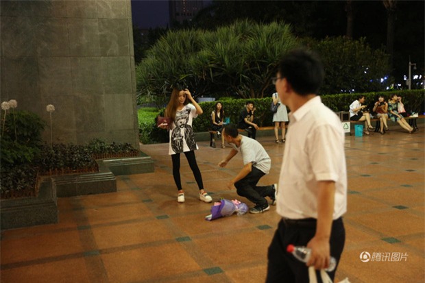 Quỳ gối ôm chân bạn gái tỏ tình nhưng bị từ chối phũ phàng chỉ bởi gia đình không có nhà vệ sinh - Ảnh 2.