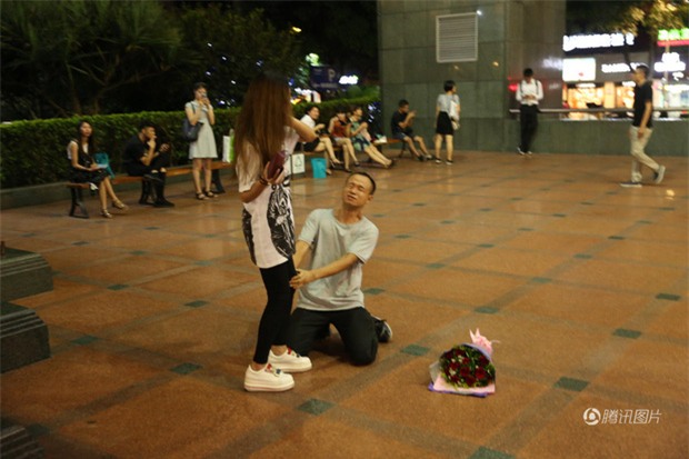 Quỳ gối ôm chân bạn gái tỏ tình nhưng bị từ chối phũ phàng chỉ bởi gia đình không có nhà vệ sinh - Ảnh 3.