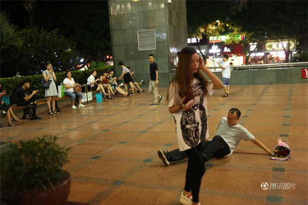 Quỳ gối ôm chân bạn gái tỏ tình nhưng bị từ chối phũ phàng chỉ bởi gia đình không có nhà vệ sinh - Ảnh 4.