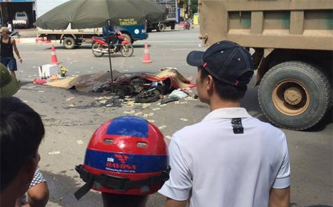 Hà Nội: Tai nạn thương tâm ba mẹ con bị xe tải cán tử vong - Ảnh 1.