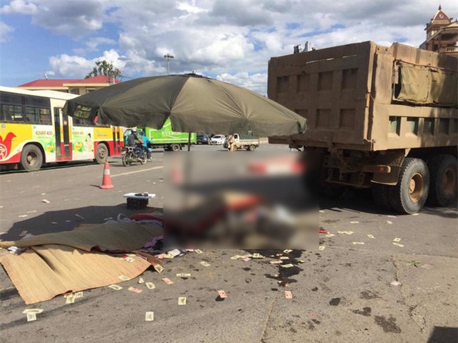 Hà Nội: Tai nạn thương tâm ba mẹ con bị xe tải cán tử vong - Ảnh 3.