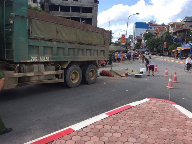 Hà Nội: Tai nạn thương tâm ba mẹ con bị xe tải cán tử vong - Ảnh 4.