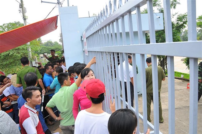 Xep hang thau dem truoc cong truong cho nop ho so vao lop 1 cho con hinh anh 1