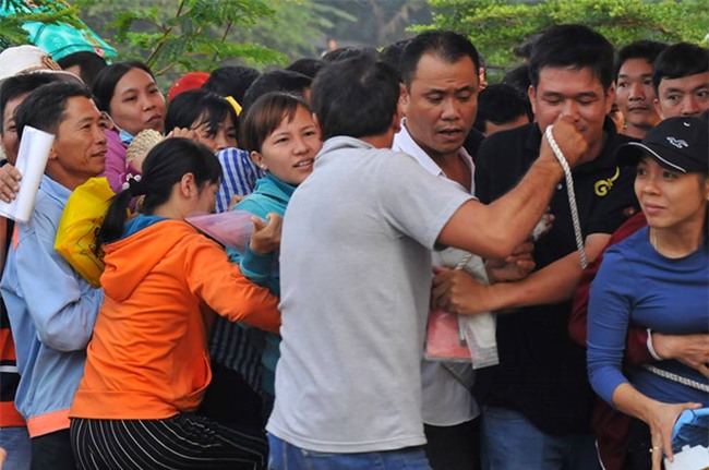 Xep hang thau dem truoc cong truong cho nop ho so vao lop 1 cho con hinh anh 2