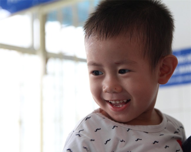 Bé trai 2 tuổi bị bỏ rơi trước cổng Từ Dũ: Con nhớ mẹ lắm, con muốn về với mẹ - Ảnh 2.