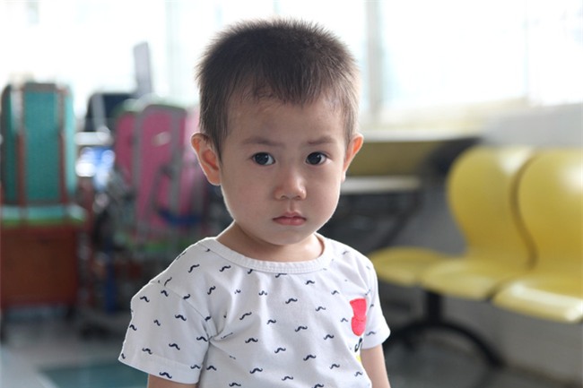 Bé trai 2 tuổi bị bỏ rơi trước cổng Từ Dũ: Con nhớ mẹ lắm, con muốn về với mẹ - Ảnh 3.