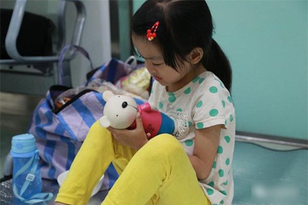Bé 7 tuổi nguyện từ bỏ cơ hội được điều trị bệnh nguy hiểm để dành tiền cứu chữa cho em gái 1 tuổi - Ảnh 2.