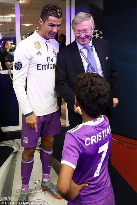 Ronaldo khoac vai Mourinho, an mung phan khich sau chuc vo dich hinh anh 3
