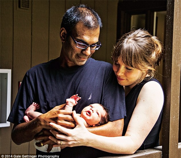 
Kalanithi cùng vợ và con, ảnh được chụp vào năm 2014, khoảng thời gian ông biết tin mình chỉ còn 22 tháng để sống.
