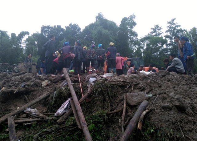 Vào cuối giờ chiều nay, giới chức địa phương xác nhận có khoảng 71 căn nhà và 5 km đường bị phá hủy do sạt lở đất ở Tứ Xuyên. (Ảnh: AFP)