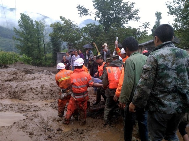 Ngoài 24 thiệt mạng, nhiều người khác cũng đã bị thương sau vụ lở đất và được đưa đi điều trị. Vụ lở đất gây ra thiệt hại về kinh tế ước tính khoảng 23,9 triệu USD. (Ảnh: AFP)
