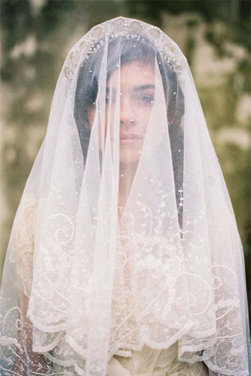 Ẩn chứa sau mạng che mặt cô dâu trong ngày cưới là những sự thật bất ngờ và rùng rợn - Ảnh 1.