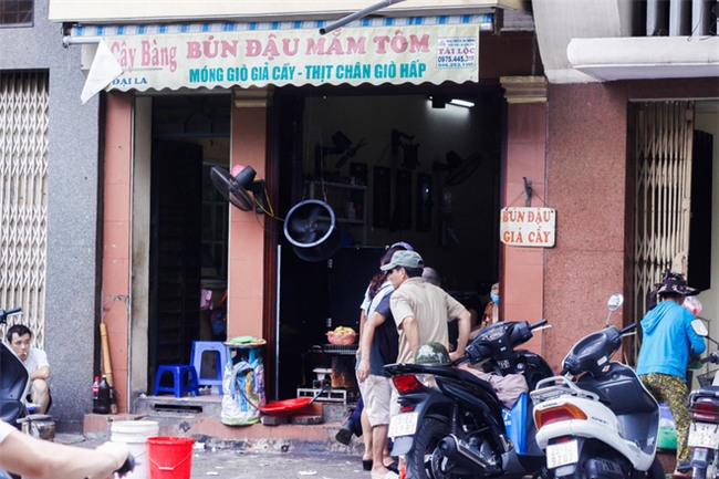 Ghé hàng bún đậu mắm tôm phải tận dụng cả hành lang, phòng ngủ làm nơi bán hàng ở phố Đại La - Ảnh 1.