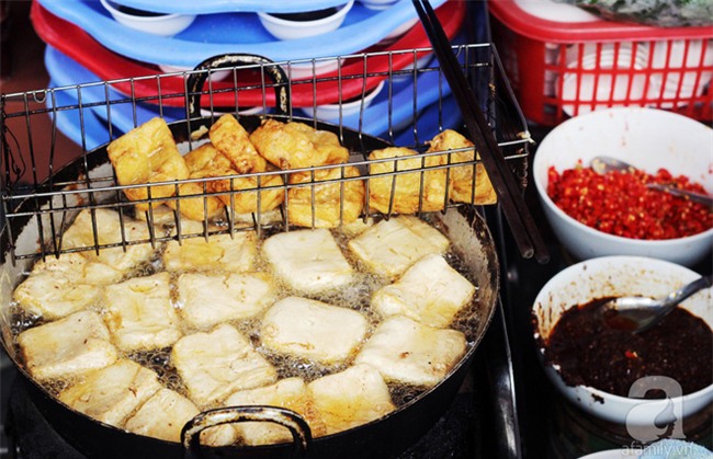 Ghé hàng bún đậu mắm tôm phải tận dụng cả hành lang, phòng ngủ làm nơi bán hàng ở phố Đại La - Ảnh 13.