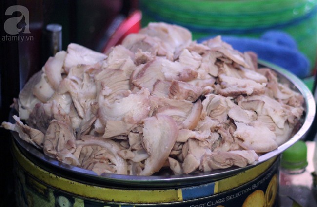 Ghé hàng bún đậu mắm tôm phải tận dụng cả hành lang, phòng ngủ làm nơi bán hàng ở phố Đại La - Ảnh 6.