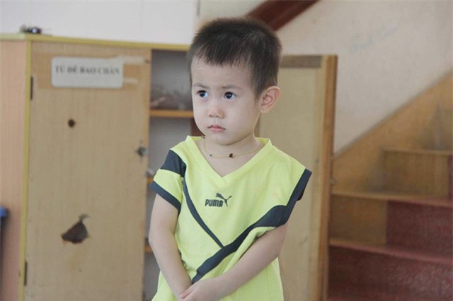 be trai khau khinh bi bo roi o cong bv tu du meu mao khoc "con nho ba me lam!" - 1