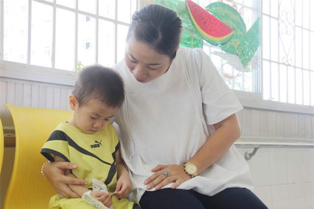 be trai khau khinh bi bo roi o cong bv tu du meu mao khoc "con nho ba me lam!" - 2