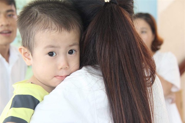 be trai khau khinh bi bo roi o cong bv tu du meu mao khoc "con nho ba me lam!" - 3