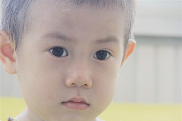 be trai khau khinh bi bo roi o cong bv tu du meu mao khoc "con nho ba me lam!" - 4