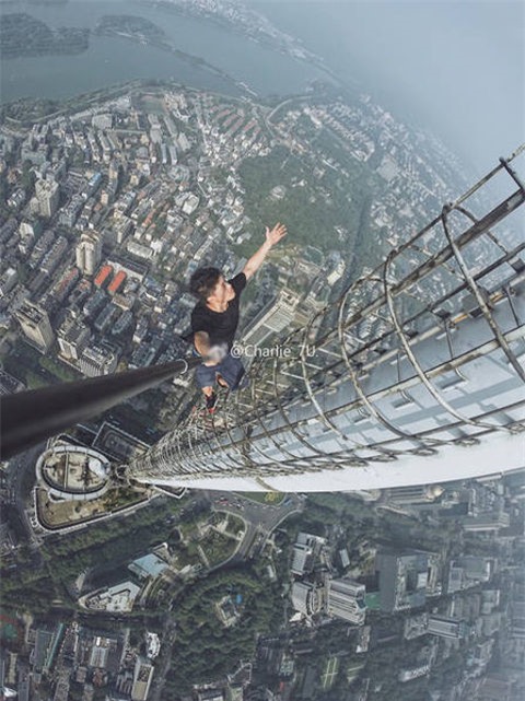 4 thanh nien lieu mang quay clip tren noc toa nha cao 450 m hinh anh 4