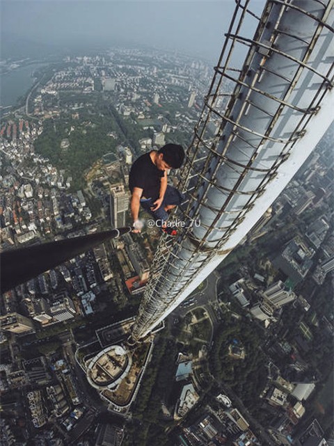 4 thanh nien lieu mang quay clip tren noc toa nha cao 450 m hinh anh 5