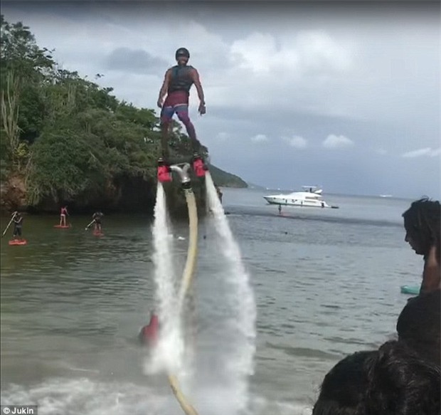 Gây ấn tượng với bạn gái bằng flyboard, chàng trai nhận về kết quả ê chề - Ảnh 2.