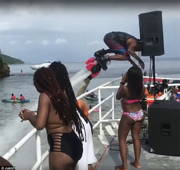 Gây ấn tượng với bạn gái bằng flyboard, chàng trai nhận về kết quả ê chề - Ảnh 3.