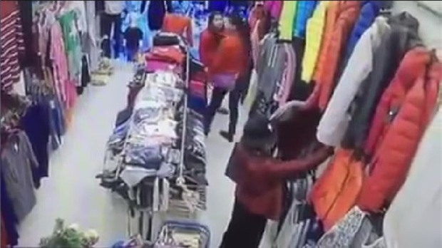 Chôm quần áo hàng hiệu về bán trên vỉa hè, bà cụ bị các shop ở Hà Nội kéo đến đòi lại đồ - Ảnh 1.