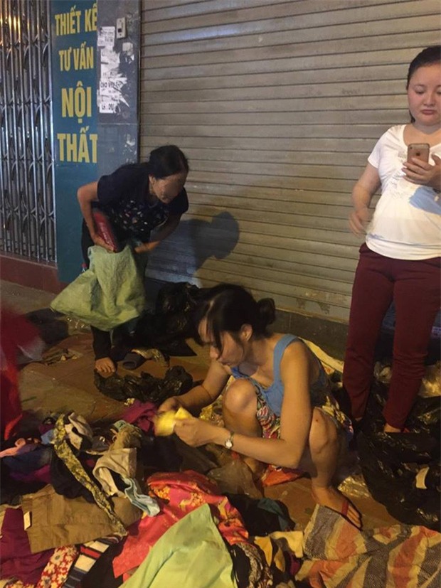 Chôm quần áo hàng hiệu về bán trên vỉa hè, bà cụ bị các shop ở Hà Nội kéo đến đòi lại đồ - Ảnh 2.