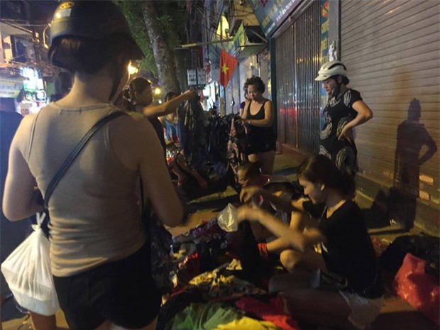 Chôm quần áo hàng hiệu về bán trên vỉa hè, bà cụ bị các shop ở Hà Nội kéo đến đòi lại đồ - Ảnh 3.