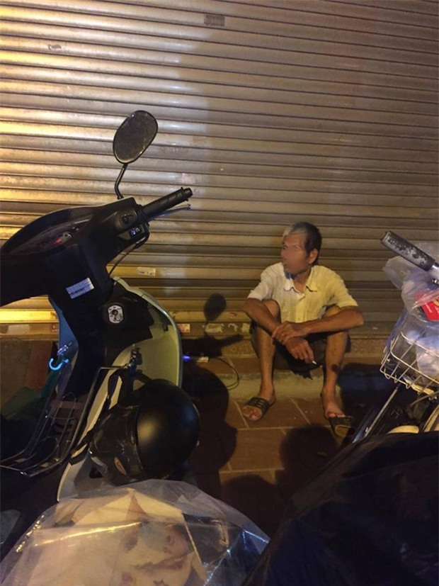 Chôm quần áo hàng hiệu về bán trên vỉa hè, bà cụ bị các shop ở Hà Nội kéo đến đòi lại đồ - Ảnh 4.