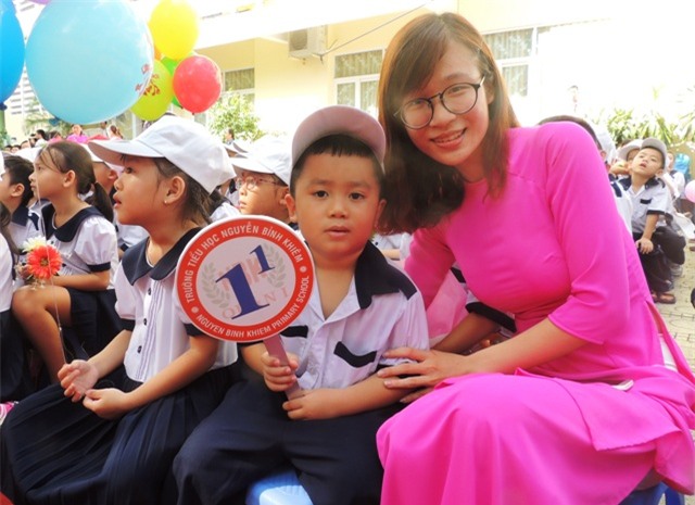 Sở GD-ĐT TPHCM yêu cầu giáo viên cần khích lệ, động viên, khen ngợi học sinh lần đầu đến trường, nhất là những em chưa biết chữ trước