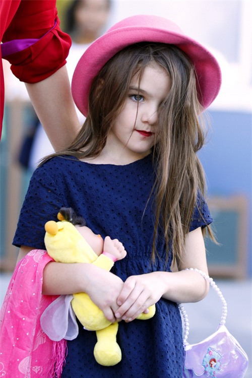 Suri Cruise và Harper Beckham: Hai cô bé nổi tiếng nhất thế giới có tuổi thơ trái ngược - Ảnh 20.