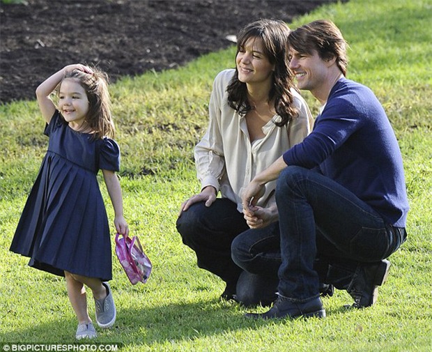 Suri Cruise và Harper Beckham: Hai cô bé nổi tiếng nhất thế giới có tuổi thơ trái ngược - Ảnh 25.