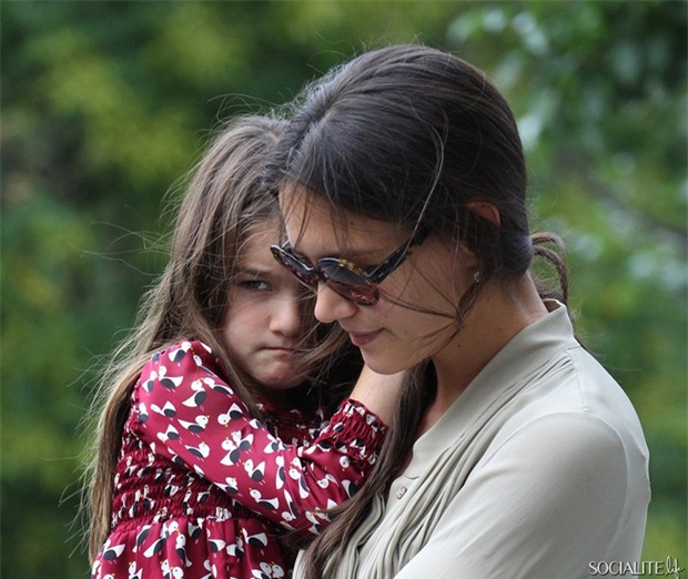 Suri Cruise và Harper Beckham: Hai cô bé nổi tiếng nhất thế giới có tuổi thơ trái ngược - Ảnh 30.