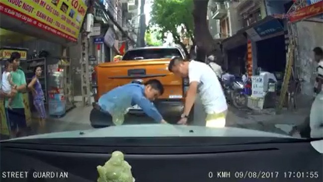 Vụ va chạm trên phố Hà Nội và cái bắt tay được nhiều người tán thưởng - Ảnh 2.