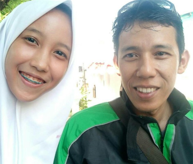 Đặt GrabBike, nữ sinh bất ngờ khi phát hiện tài xế chính là người cha 10 năm không gặp của mình - Ảnh 1.