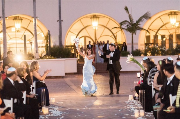 Ngắm nhìn đám cưới công nghệ cực kỳ độc đáo: Hoa cưới làm bằng dây sạc, khách đến dự được tặng pin di động - Ảnh 1.