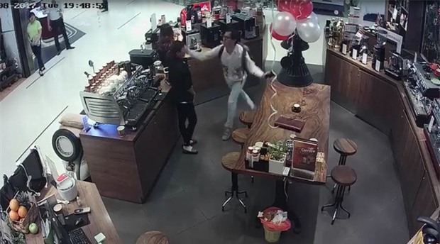 Clip gây sốc: Chủ chuỗi tiệm trà - cafe nổi tiếng Sài Gòn tát nữ nhân viên bán hàng tại Trung tâm thương mại - Ảnh 5.