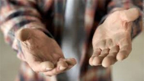 Người phụ nữ xin tiền đi thăm con, nhưng khi được đề nghị đi xe miễn phí thì lại từ chối - Ảnh 1.