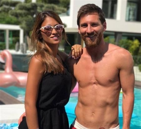 Messi vui vẻ khoe ảnh hò hẹn cùng bà xã