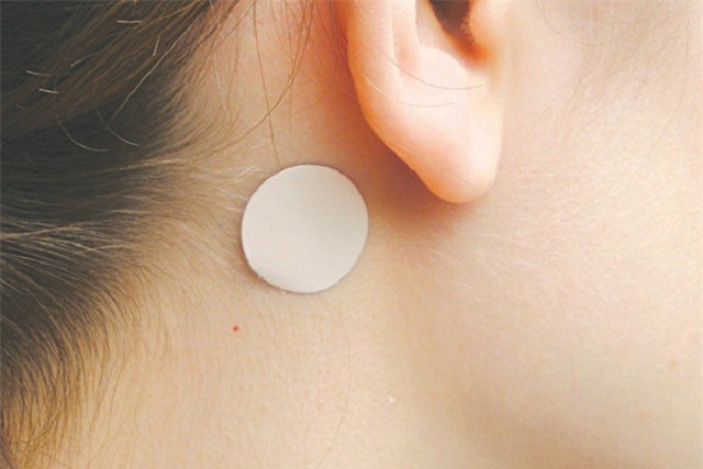 be gai 9 tuoi la het, kich dong sau khi dung mieng dan chong say tau xe - 1