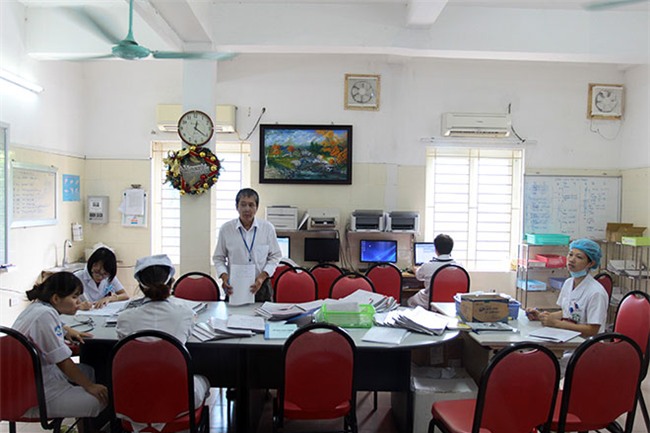 nu dieu duong mang thai sap de van cang minh chong sot xuat huyet - 1