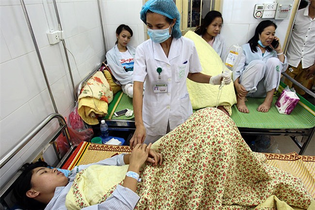 nu dieu duong mang thai sap de van cang minh chong sot xuat huyet - 11