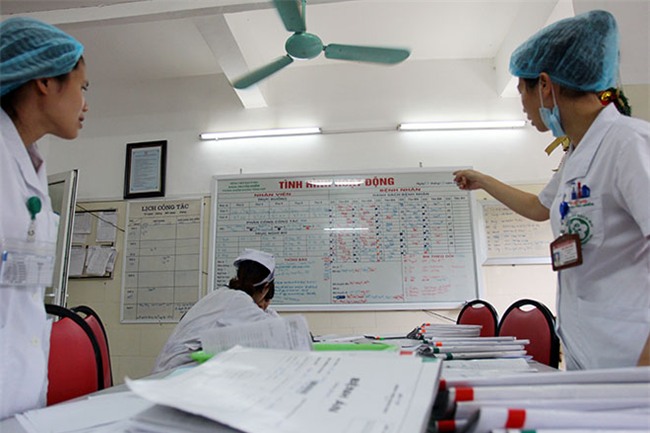 nu dieu duong mang thai sap de van cang minh chong sot xuat huyet - 12